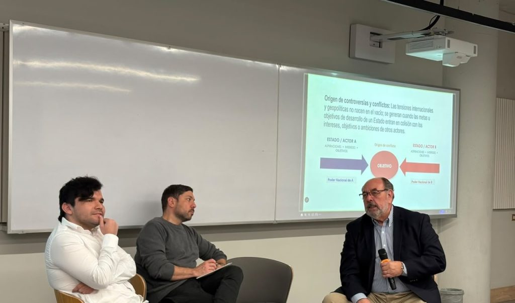 PROFESOR DE LA ACADEMIA DE GUERRA NAVAL PARTICIPÓ EN JORNADAS DE ESTUDIOS DE LA GUERRA ORGANIZADAS POR LA UNIVERSIDAD ADOLFO IBÁÑEZ